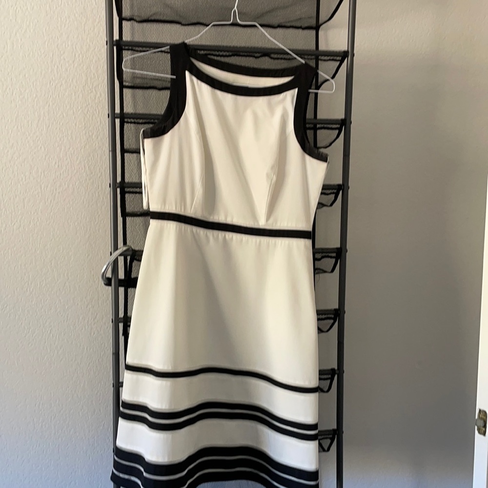 This is Ann Taylor dress . Size 4 great for holidays.
